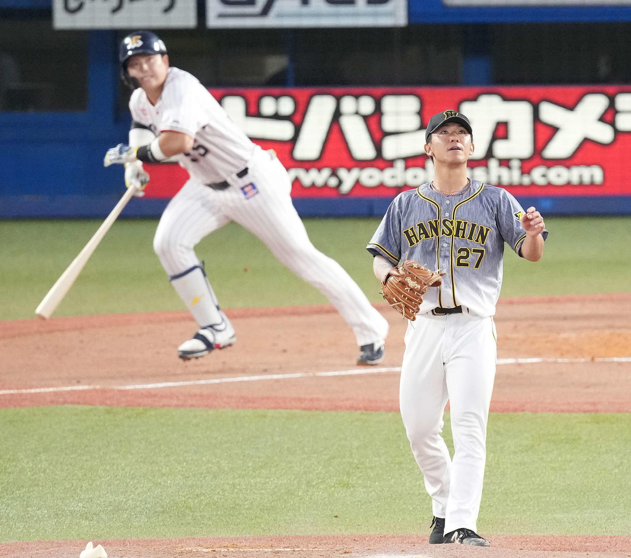 ヤクルト対阪神　1回裏ヤクルト2死三塁、村上（左）に決勝の左前適時打を浴びる伊藤将（撮影・鈴木みどり）