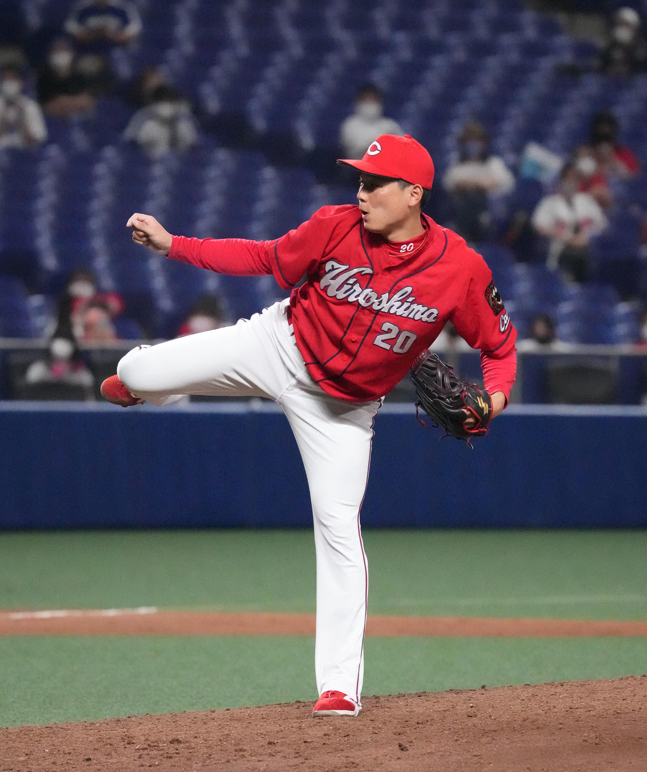 中日対広島　9回表、広島5番手で登板する栗林（撮影・森本幸一）