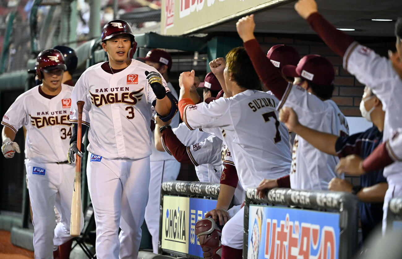 楽天対オリックス　7回裏楽天1死二塁、右中間に2点本塁打を放ち、ナインに迎えられる浅村（撮影・たえ見朱実）