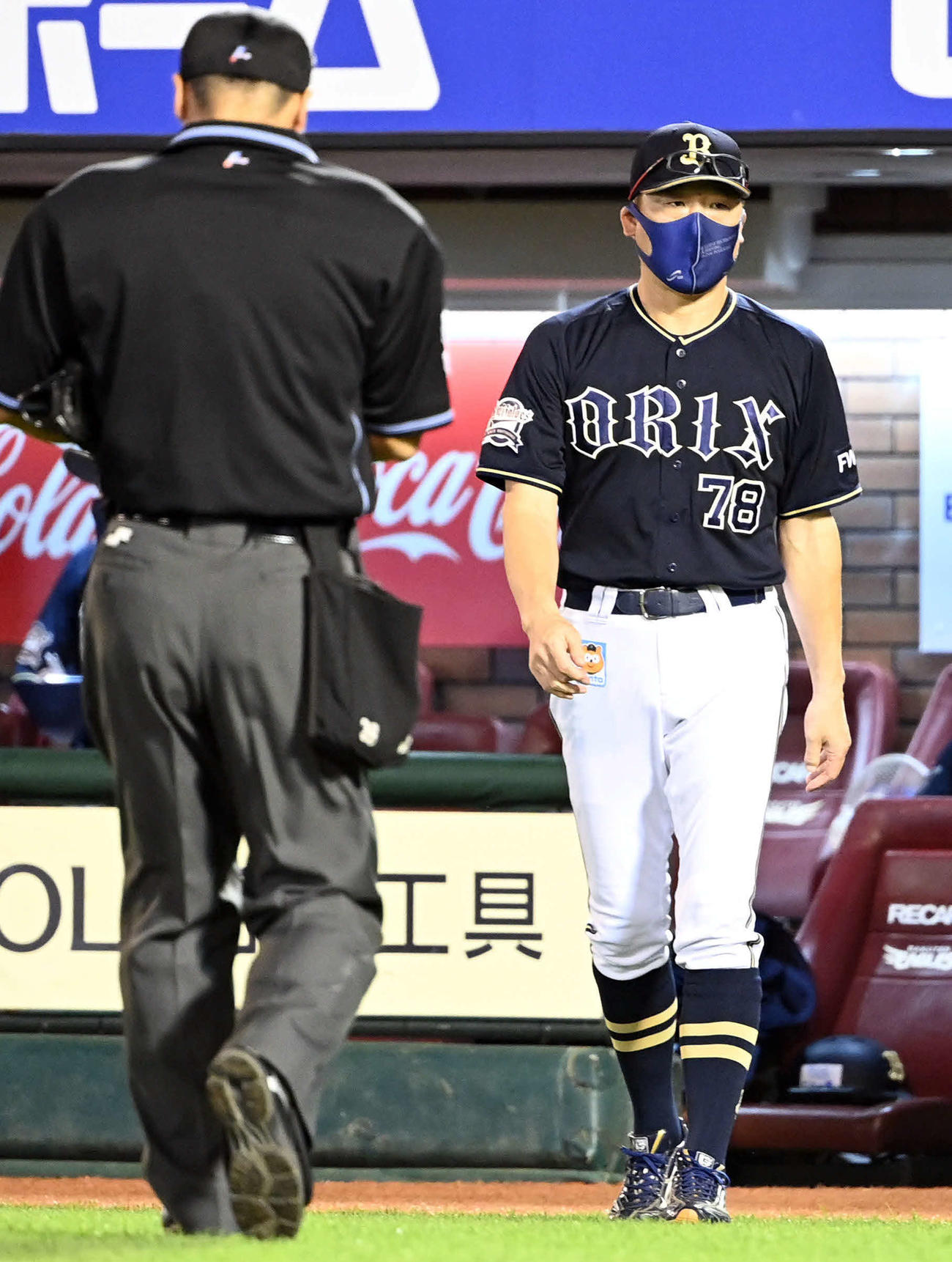 楽天対オリックス　5回裏、先発山崎颯の交代を告げるオリックス中嶋監督（撮影・たえ見朱実）