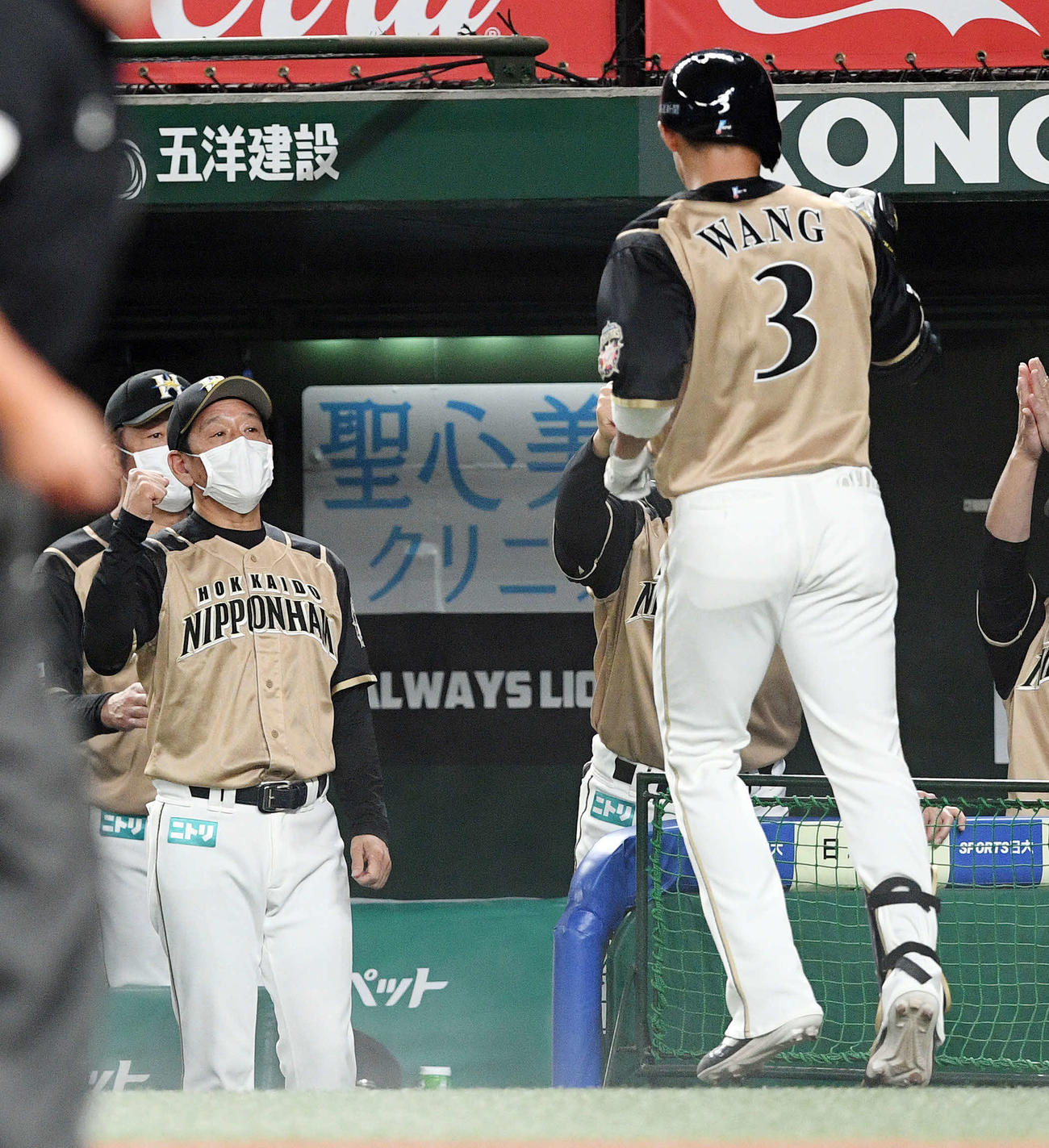 西武対日本ハム　1回表日本ハム2死三塁、先制の2点本塁打を放った王（右手前）を迎える栗山監督（左手前）（撮影・滝沢徹郎）