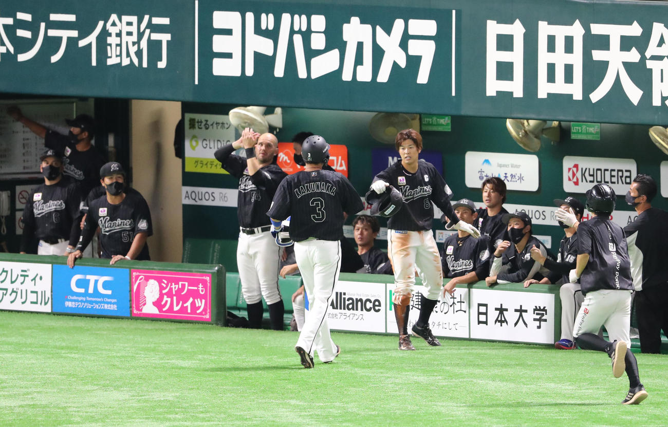 ソフトバンク対ロッテ　7回表ロッテ1死二塁、角中勝也の左越え勝ち越し適時二塁打で生還した中村奨吾は代走をたてて戻ってきた角中を出迎える（撮影・梅根麻紀）