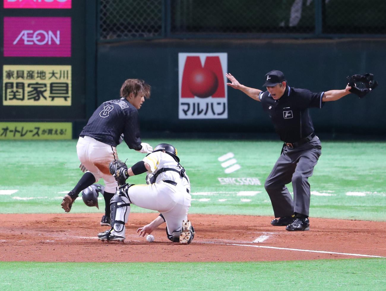 ソフトバンク対ロッテ　7回表ロッテ1死二塁、角中勝也の左越え勝ち越し適時二塁打で生還する中村奨吾（撮影・梅根麻紀）