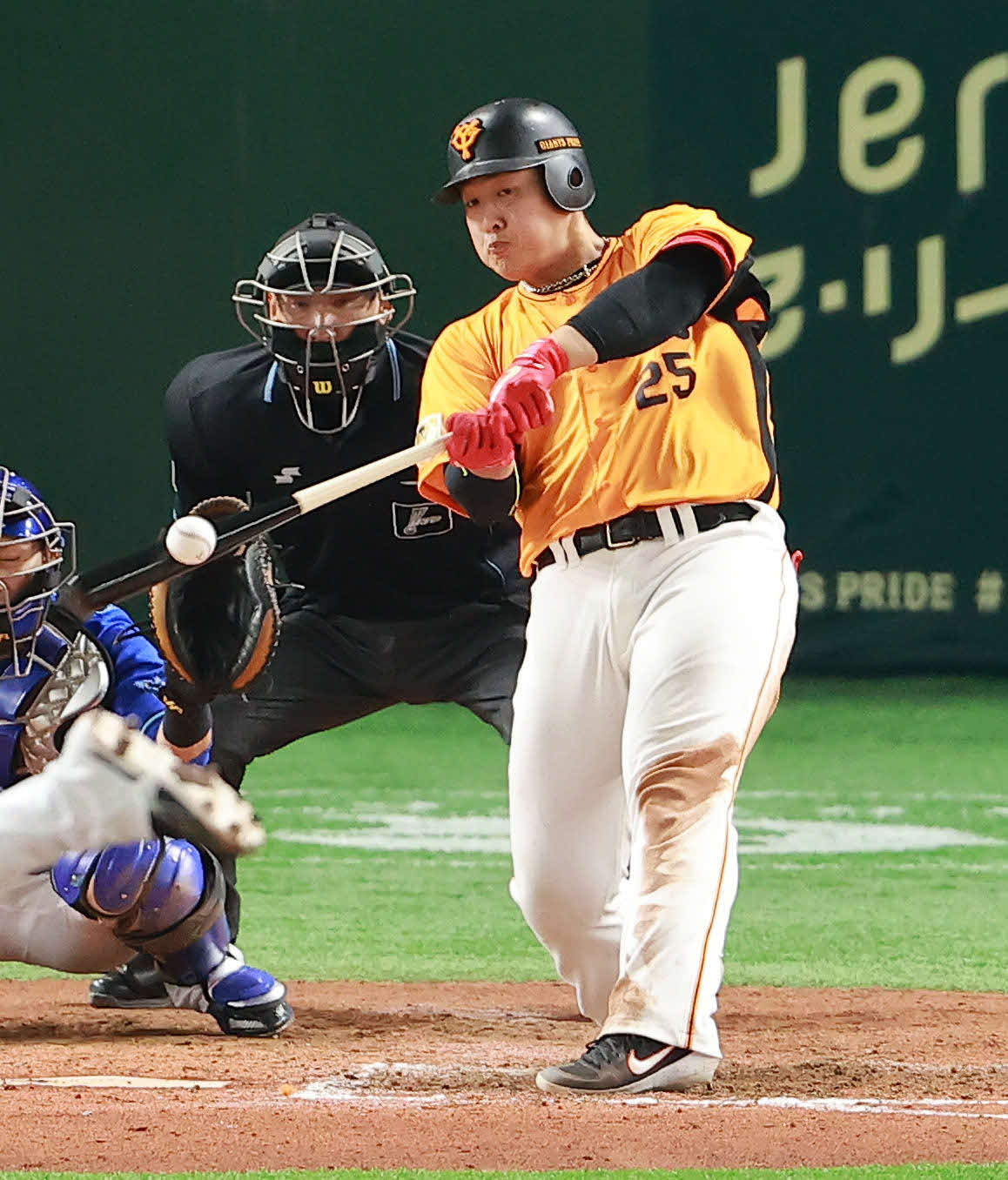 巨人対DeNA 8回裏巨人1死、山崎から左越えに37号本塁打を放つ岡本和（撮影・野上伸悟）