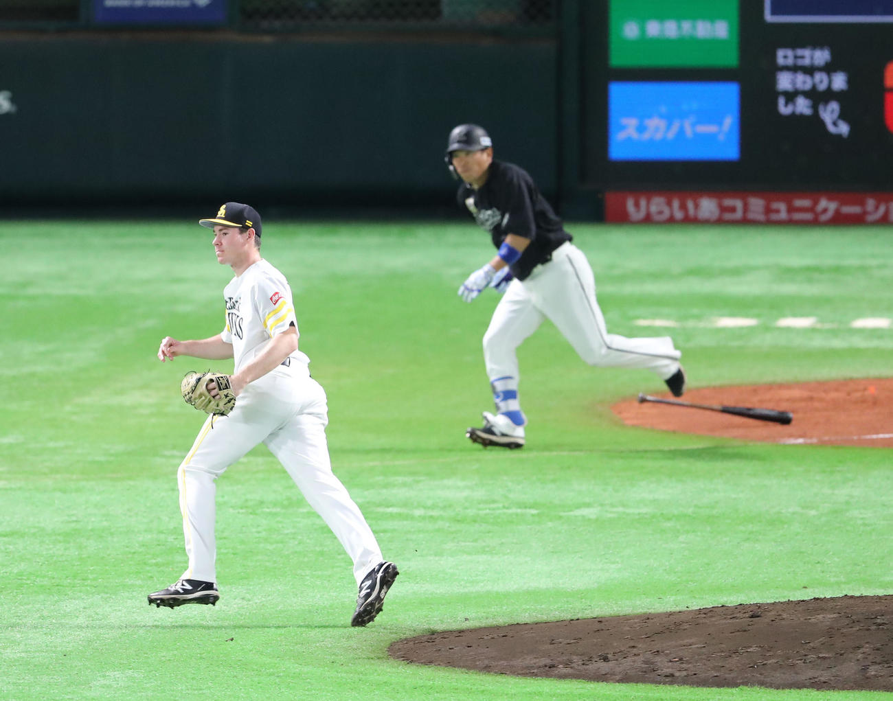 ソフトバンク対ロッテ　3回表ロッテ2死一、三塁、角中勝也に右前適時打を浴びたスチュワート（撮影・梅根麻紀）