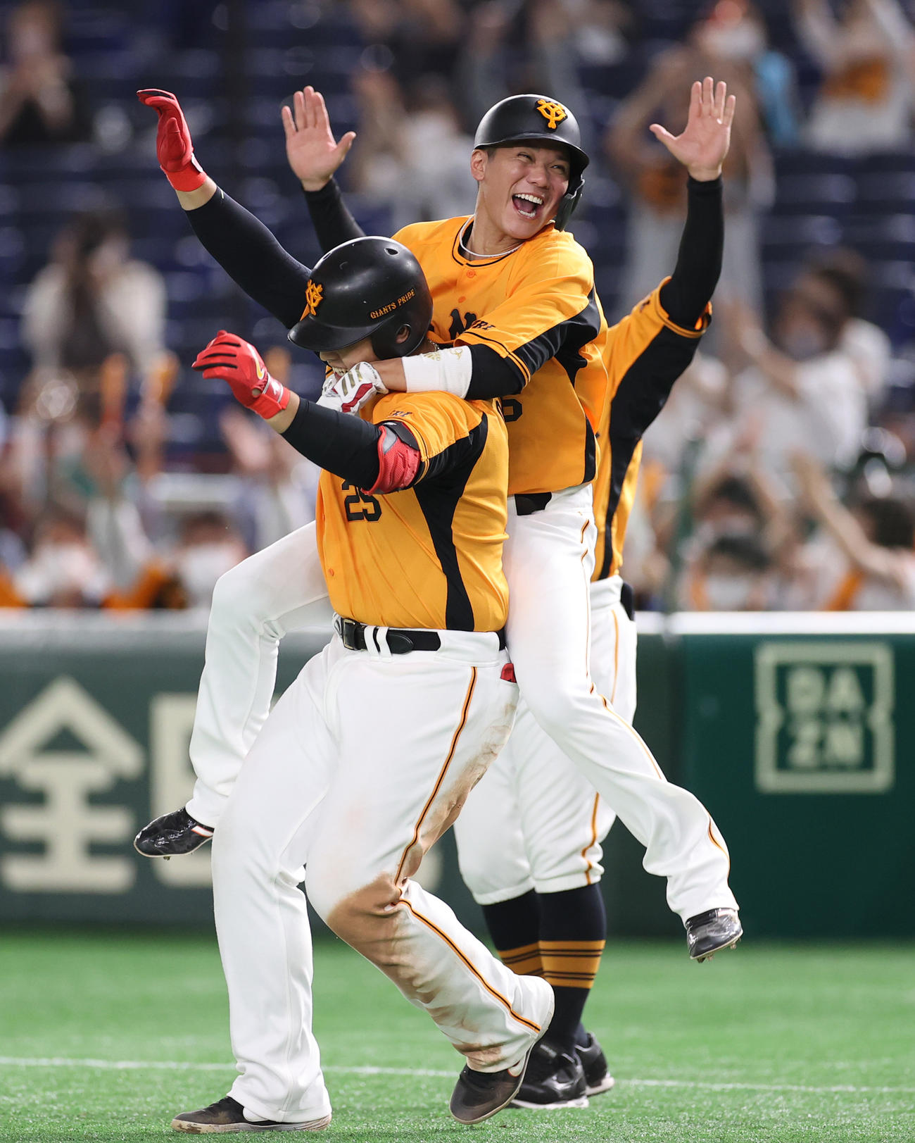 巨人対DeNA 9回裏巨人2死満塁、サヨナラ犠飛を放った岡本和（左）に飛び付き、喜び合う坂本（撮影・狩俣裕三）