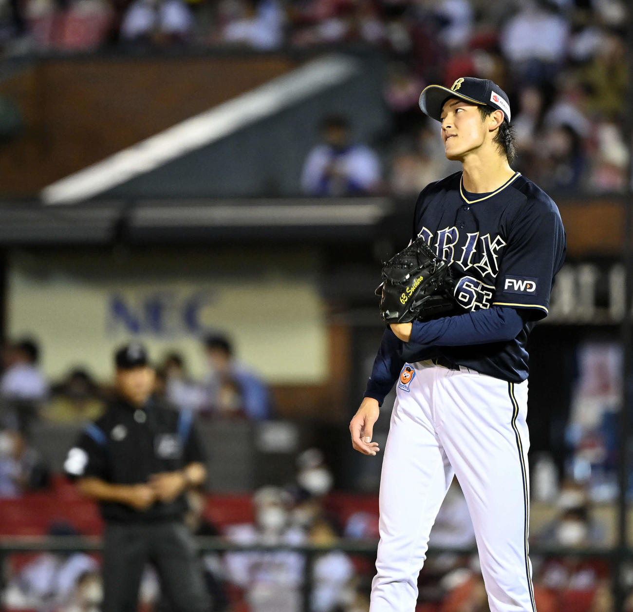 楽天対オリックス　5回裏楽天無死、カスティーヨに四球を与える山崎颯一郎（撮影・たえ見朱実）