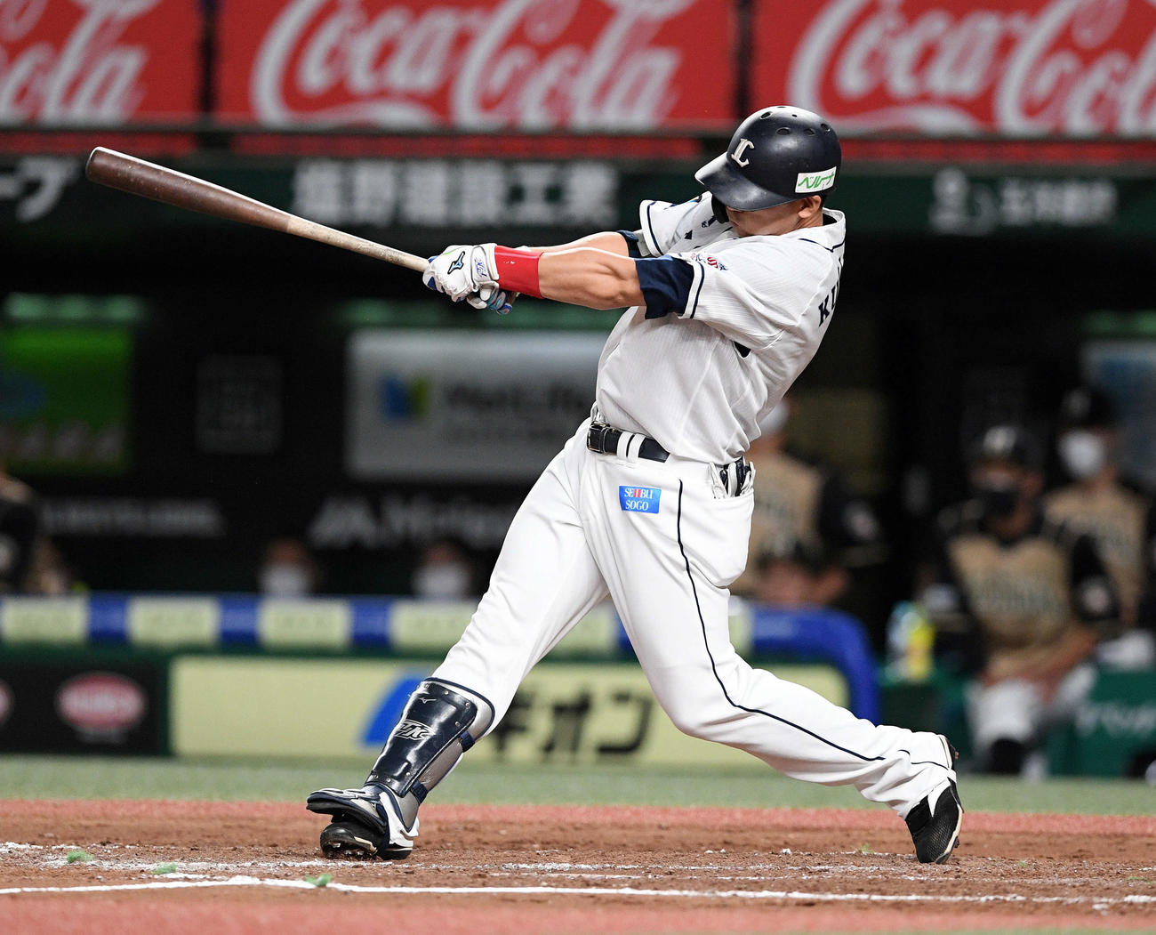 西武対日本ハム　8回裏西武無死二塁、栗山は同点の右前適時打を放つ（撮影・滝沢徹郎）