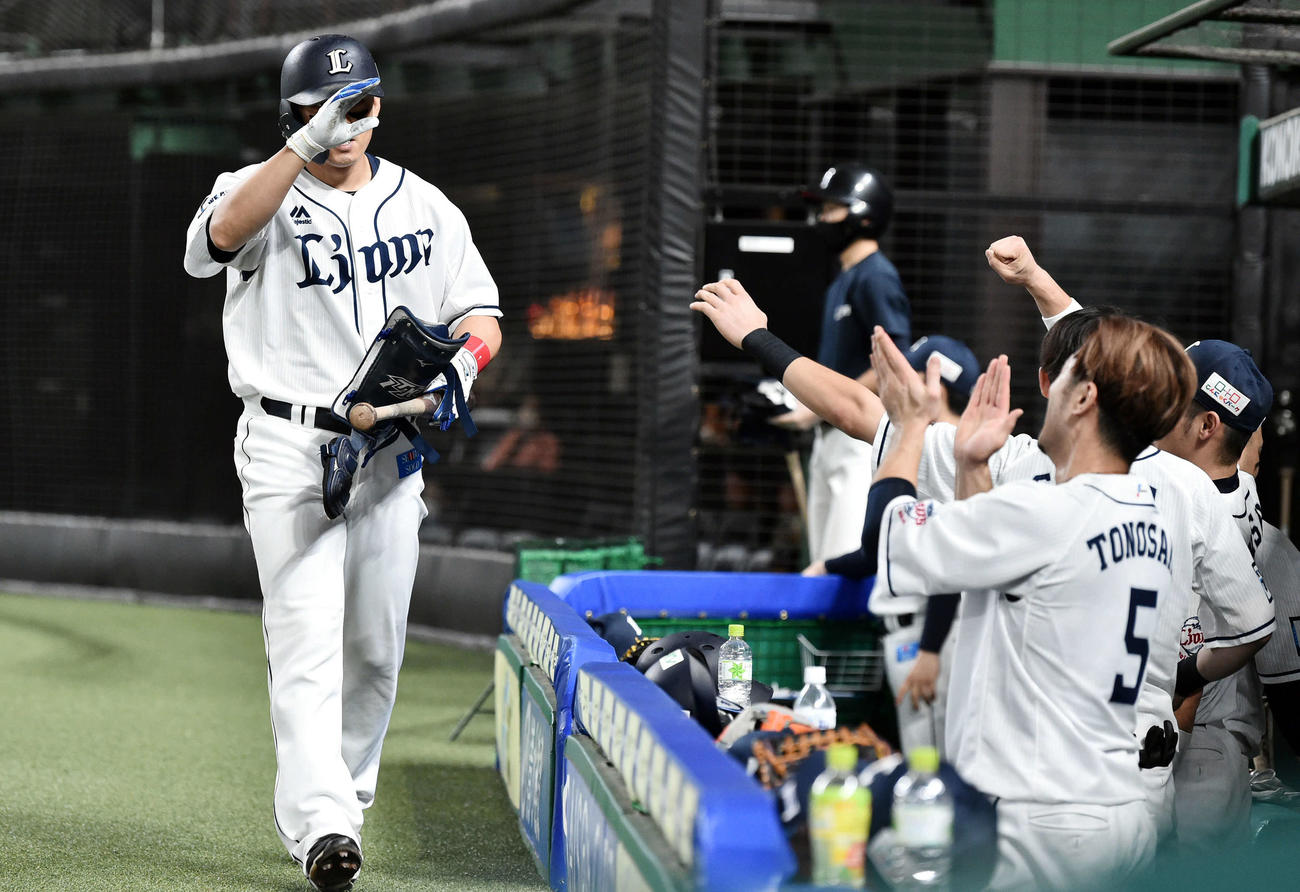 西武対日本ハム　8回裏西武無死二塁、同点の適時打を放った栗山（左）はベンチへ戻りナインの祝福に応じる（撮影・滝沢徹郎）
