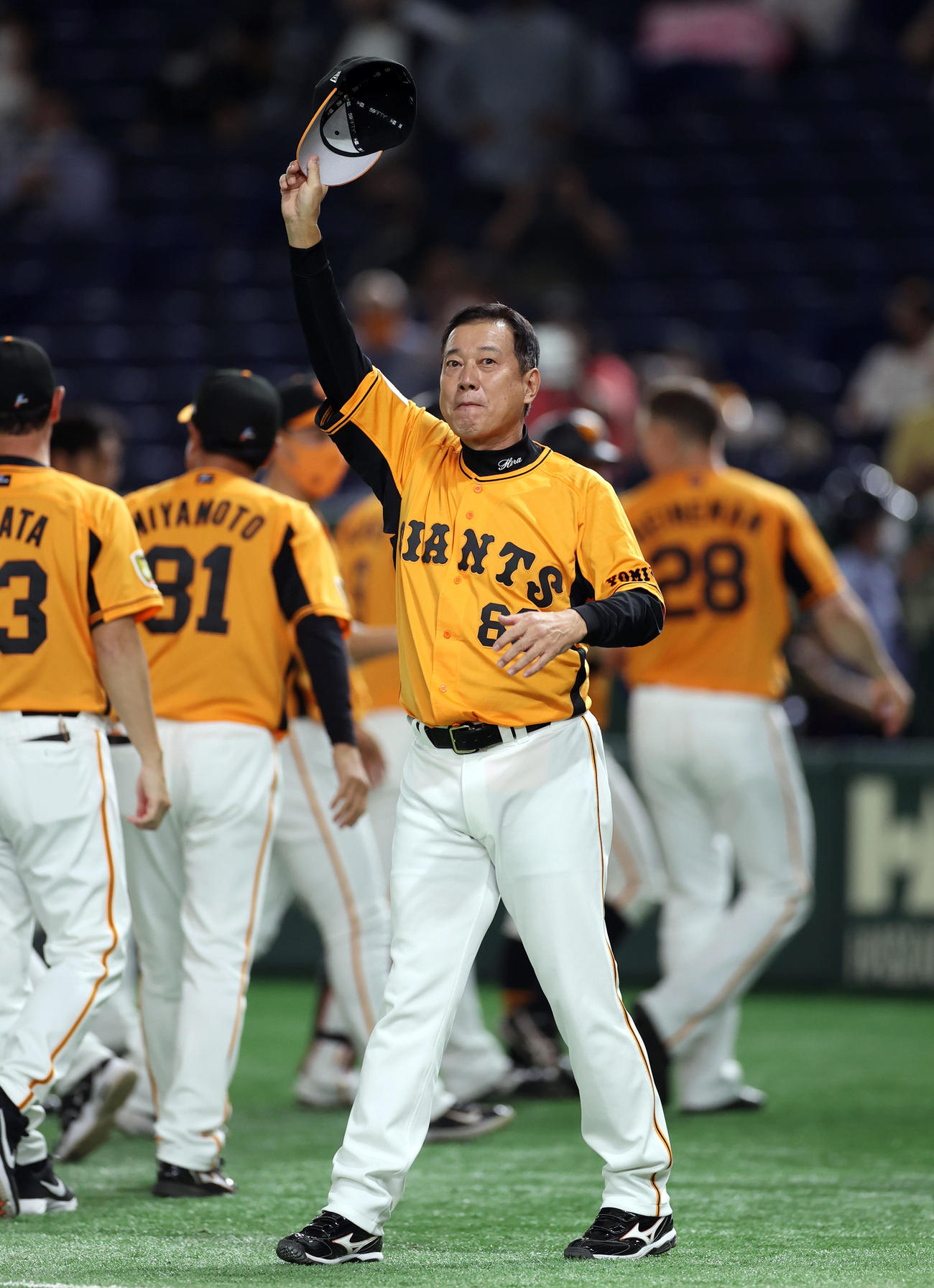 巨人対DeNA　サヨナラ勝ちし、ファンの拍手に応える原監督（撮影・狩俣裕三）