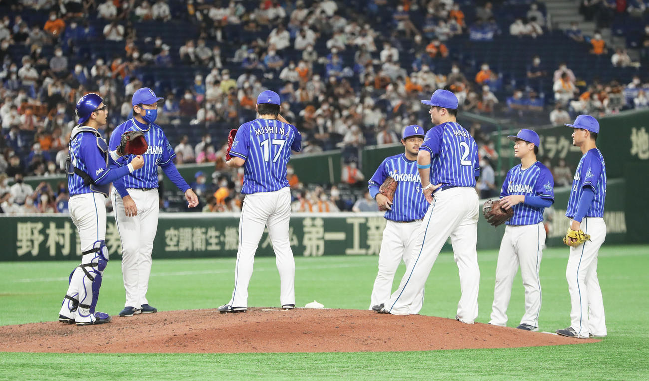 巨人対DeNA 9回マウンドのDeNA三嶋（中央左）に声をかける三浦監督（左から2人目）（撮影・足立雅史）