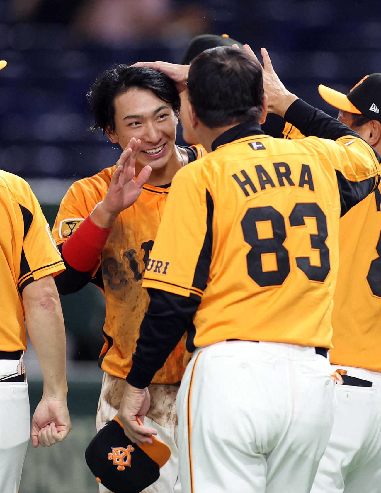 巨人対DeNA　試合後、原監督（手前）と喜びを分かち合う八百板（撮影・狩俣裕三）