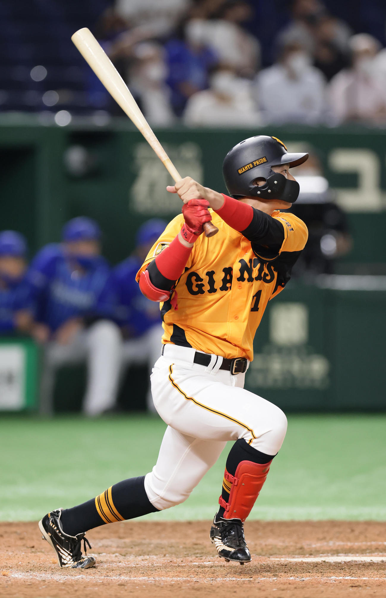 巨人対DeNA 9回裏巨人1死一、二塁、八百板は中前適時打を放つ（撮影・足立雅史）
