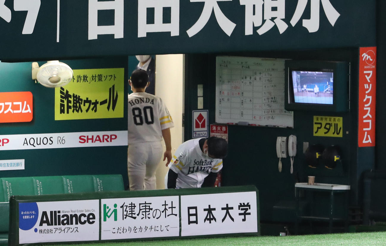 ソフトバンク対ロッテ　連敗し、グラウンドにあいさつをして引きあげる工藤監督（撮影・梅根麻紀）