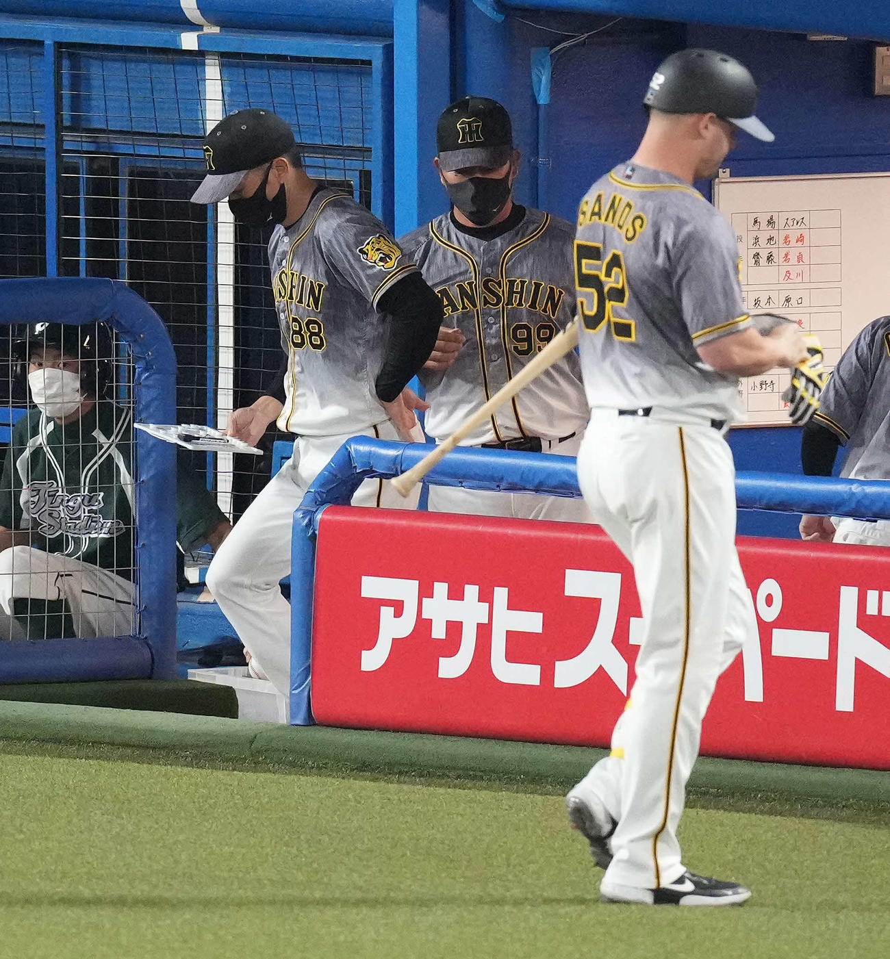 ヤクルト対阪神　8回表阪神2死満塁、空振り三振に倒れベンチへ戻るサンズ（右）。左は矢野監督（撮影・鈴木みどり）