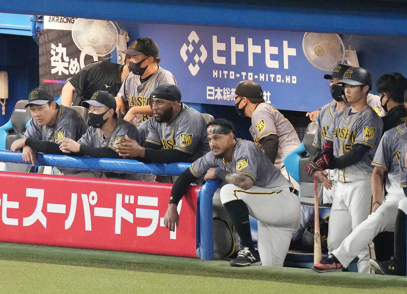 ヤクルト対阪神　ヤクルトに敗れて肩を落とす阪神ナイン（撮影・鈴木みどり）