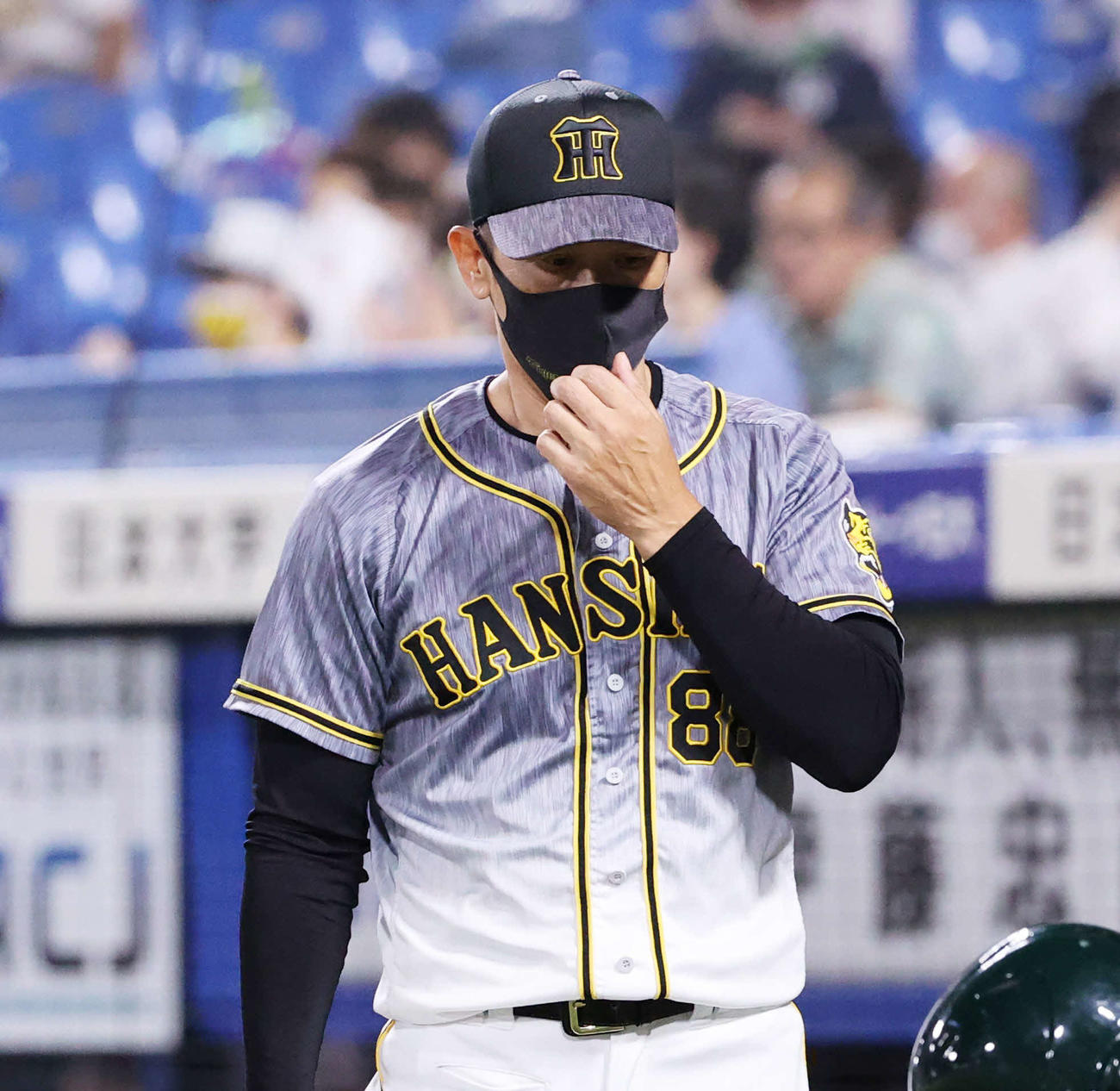 ヤクルト対阪神　7回裏ヤクルト、選手交代を告、ベンチに戻る阪神矢野監督（撮影・清水貴仁）