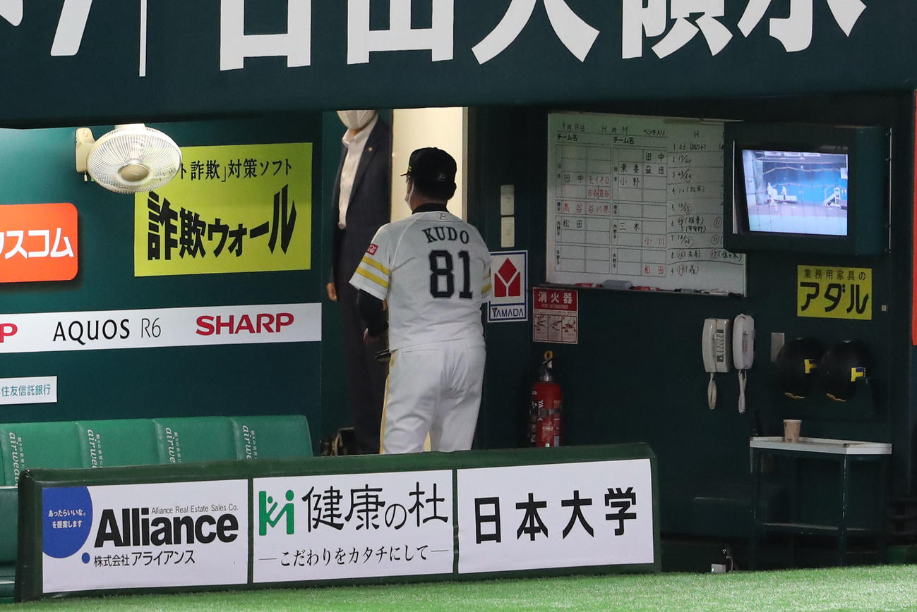ソフトバンク対ロッテ　連敗し、グラウンドにあいさつをして引きあげる工藤公康監督（撮影・梅根麻紀）