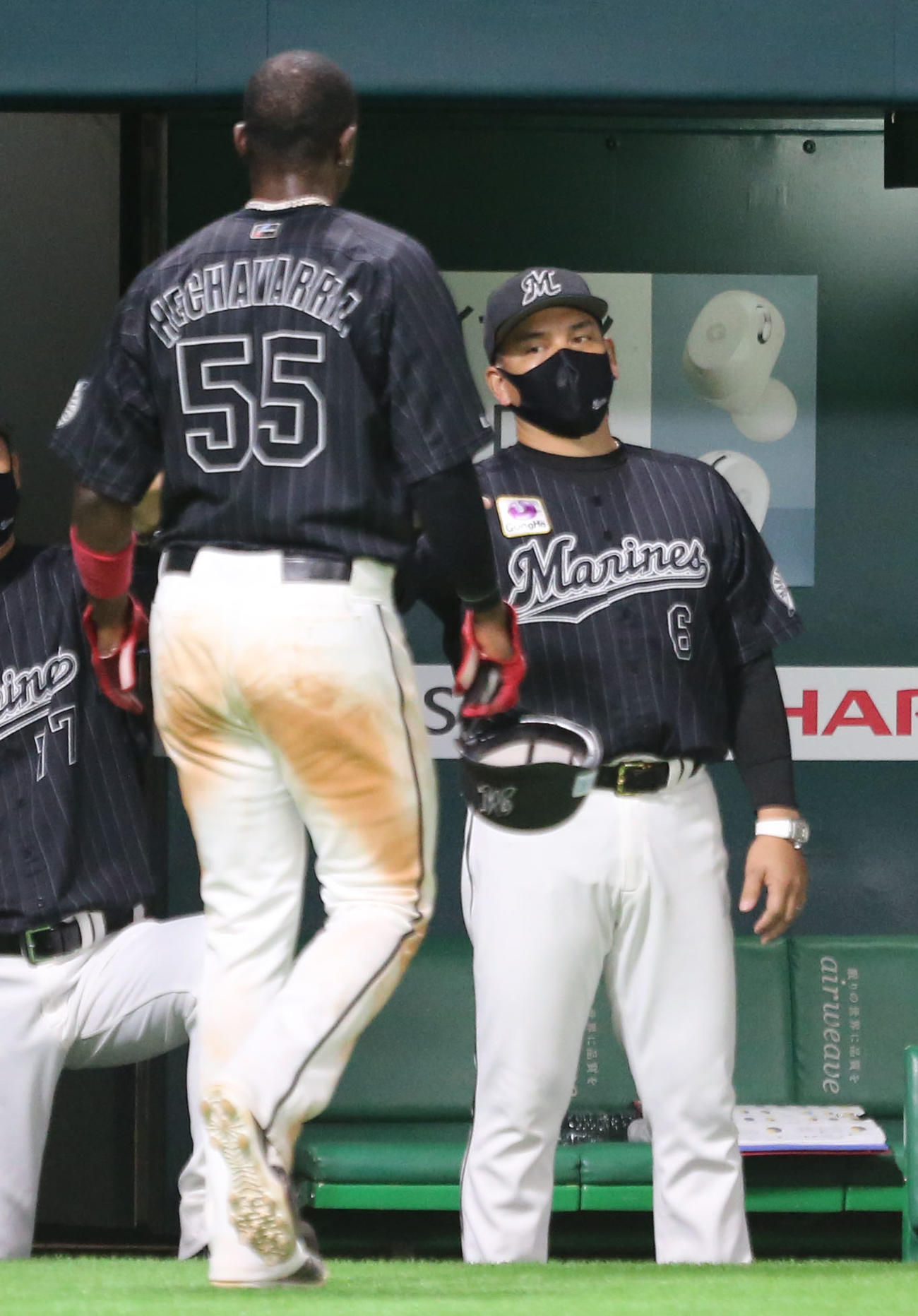 ソフトバンク対ロッテ　6回表ロッテ1死一、二塁、藤岡の適時打で生還したエチェバリアを迎える井口監督（撮影・屋方直哉）
