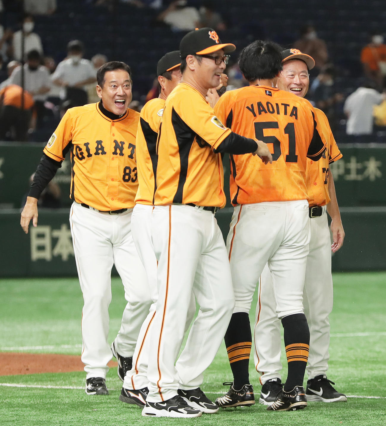 巨人対DeNA　サヨナラの生還を果たした八百板（右から2人目）を笑顔で迎える原監督（左）（撮影・足立雅史）