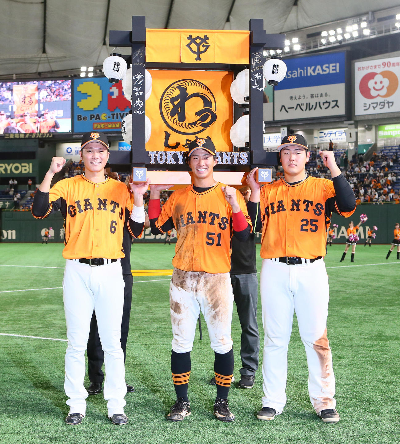 巨人対DeNA　サヨナラ勝ちに喜ぶ巨人の、左から坂本、八百板、岡本和（撮影・足立雅史）