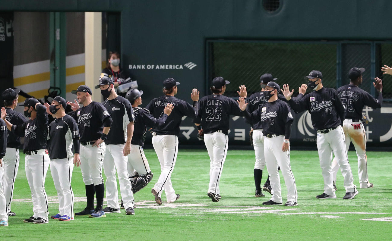 ソフトバンク対ロッテ　ソフトバンクに連勝し、選手を迎えるロッテ井口監督（右から3人目）（撮影・梅根麻紀）