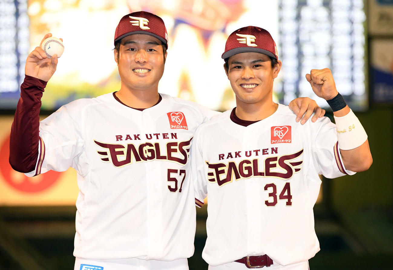 楽天対オリックス　今季7勝目を飾った楽天滝中（左）は山崎剛と笑顔を見せる（撮影・たえ見朱実）