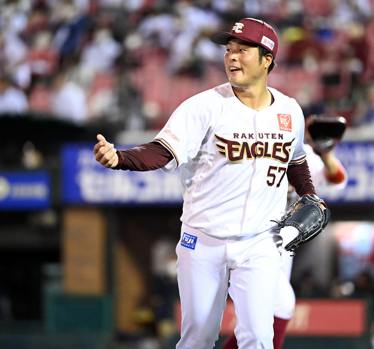 楽天対オリックス　4回表、走者を背負いながらも無失点に抑えて笑顔でベンチに戻る楽天滝中（撮影・たえ見朱実）