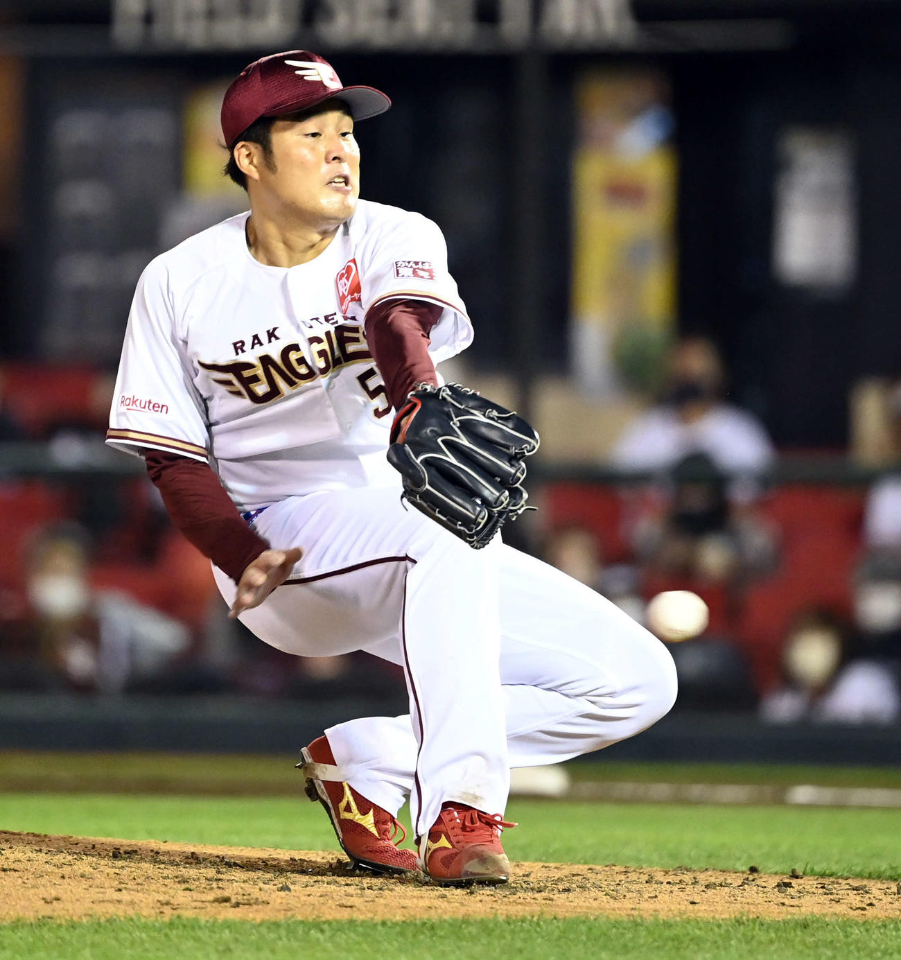 楽天対オリックス　7回表オリックス1死、紅林の打球にグラブを出す滝中（撮影・たえ見朱実）