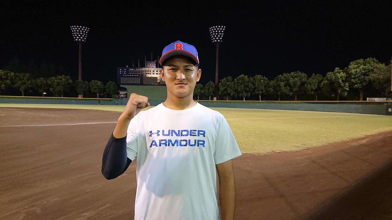 BCリーグ交流戦　巨人3軍対BC埼玉　巨人3軍を相手に先発4回を投げ2安打1失点と好投し、ガッツポーズを見せるBC埼玉の長尾（撮影・保坂淑子）