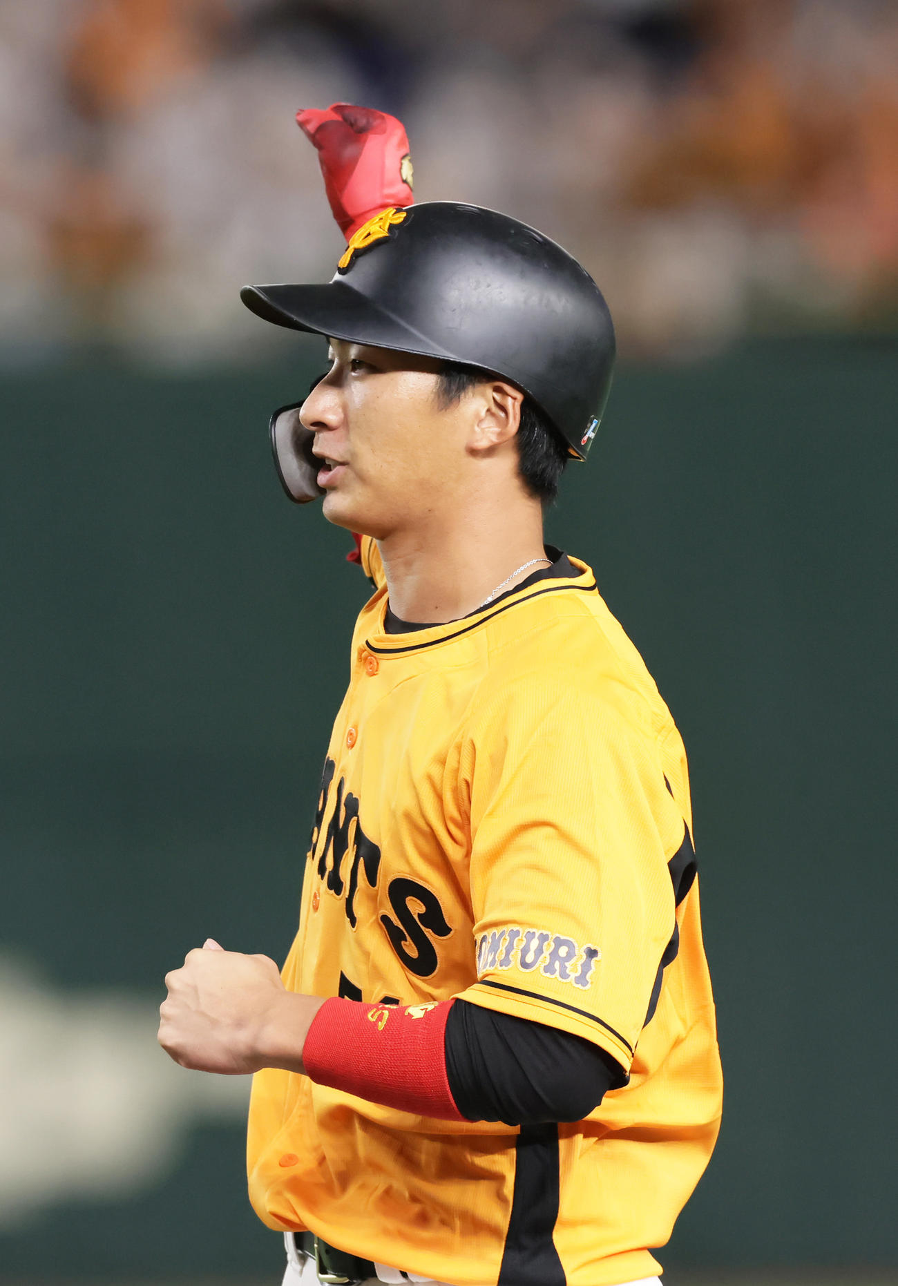 巨人対DeNA 9回裏巨人1死一、二塁、八百板は中前適時打を放ちガッツポーズ（撮影・足立雅史）