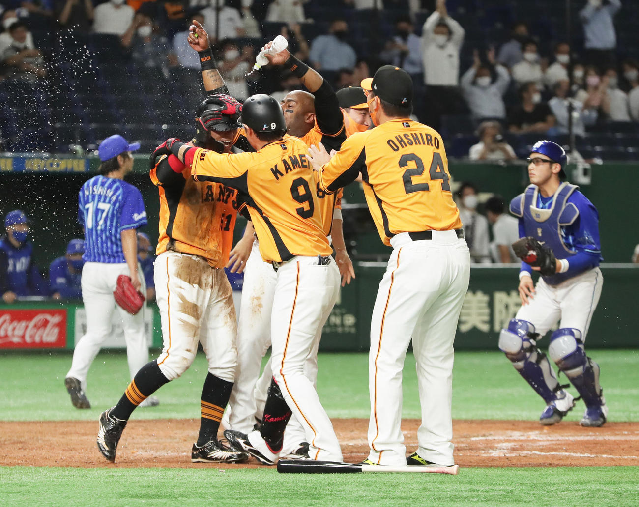 巨人対DeNA 9回裏巨人1死満塁、岡本和の左犠飛でサヨナラの生還を果たし祝福される八百板（左から2人目）。左端はDeNA三嶋（撮影・足立雅史）