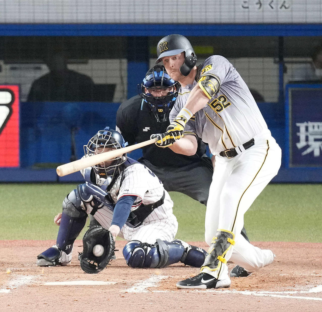 ヤクルト対阪神　8回裏阪神2死満塁、空振り三振に倒れるサンズ（撮影・鈴木みどり）
