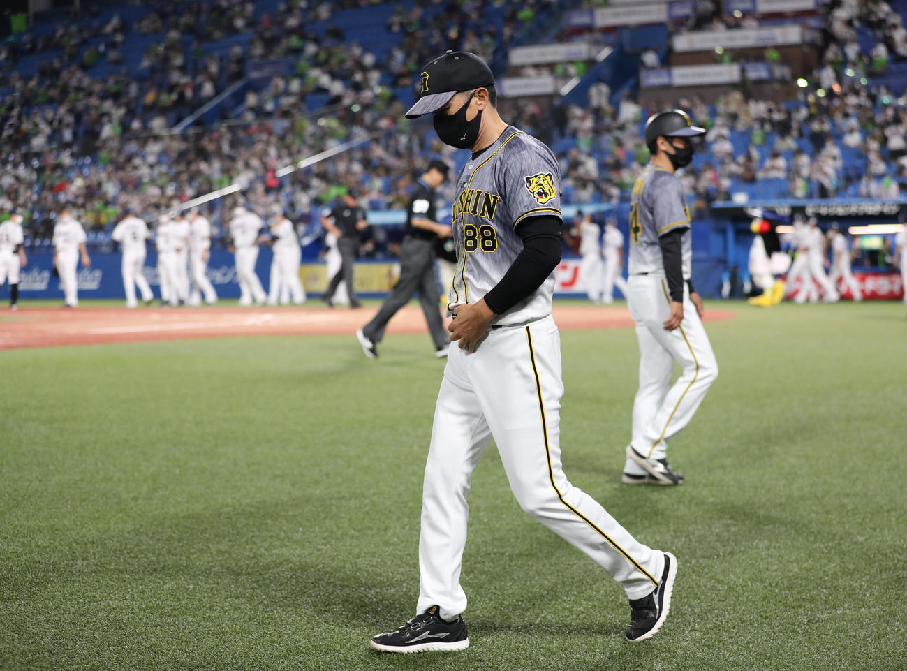 ヤクルト対阪神　試合に敗れ引き揚げる阪神矢野監督（撮影・清水貴仁）
