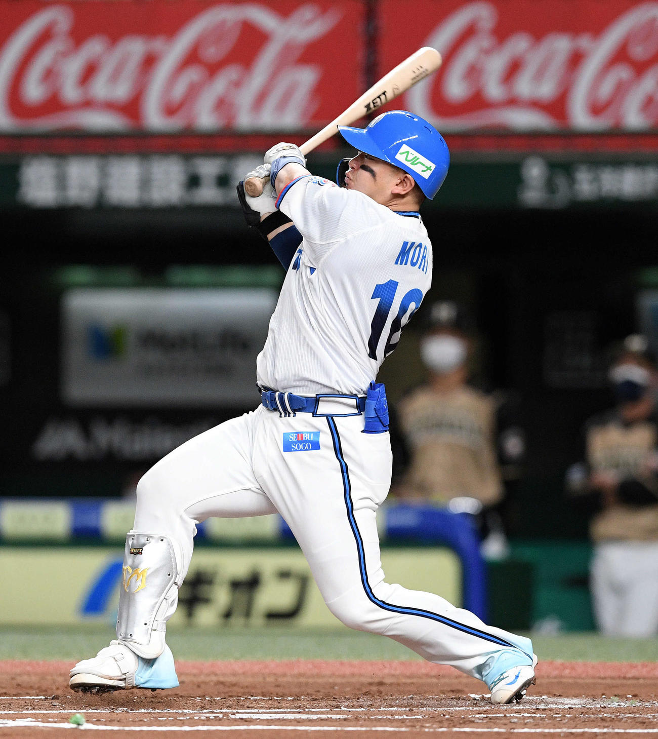 西武対日本ハム　1回裏西武2死、森は右前打を放つ（撮影・滝沢徹郎）