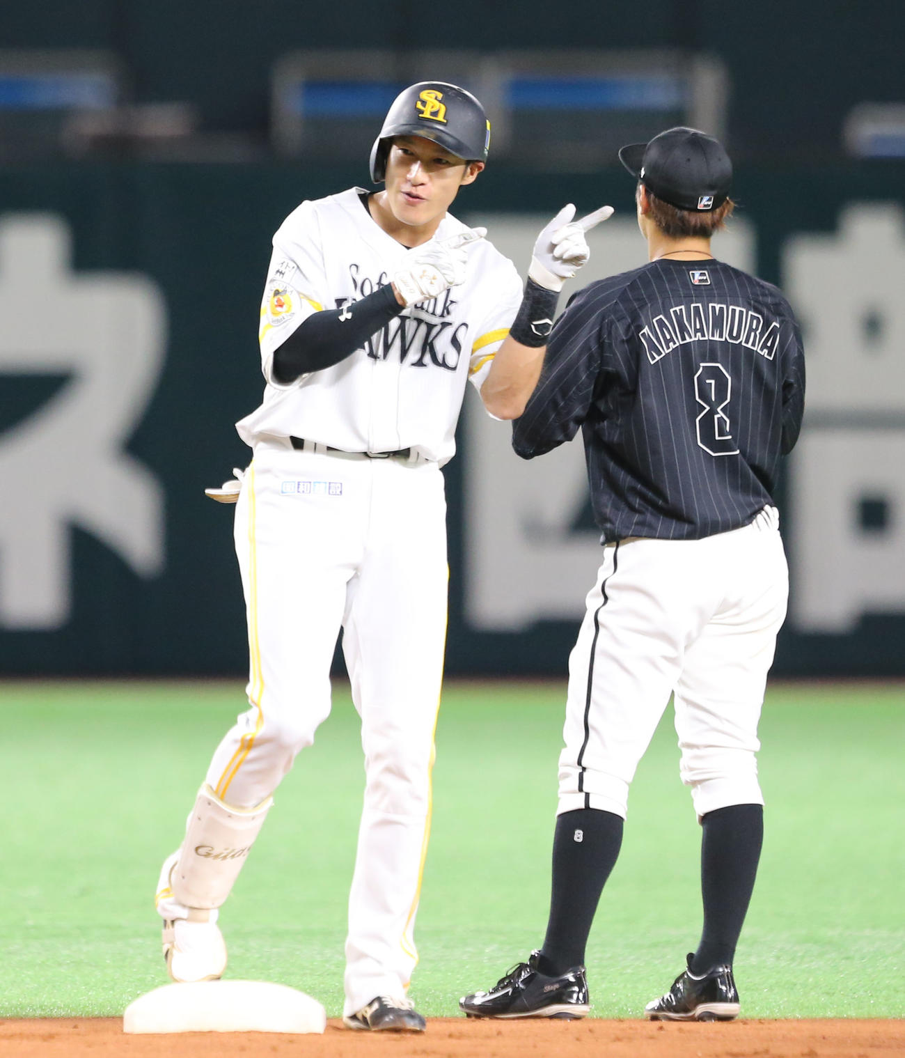 ソフトバンク対ロッテ　1回裏ソフトバンク1死一塁、柳田は左翼線へ先制の適時二塁打を放ちポーズをとる（撮影・屋方直哉）