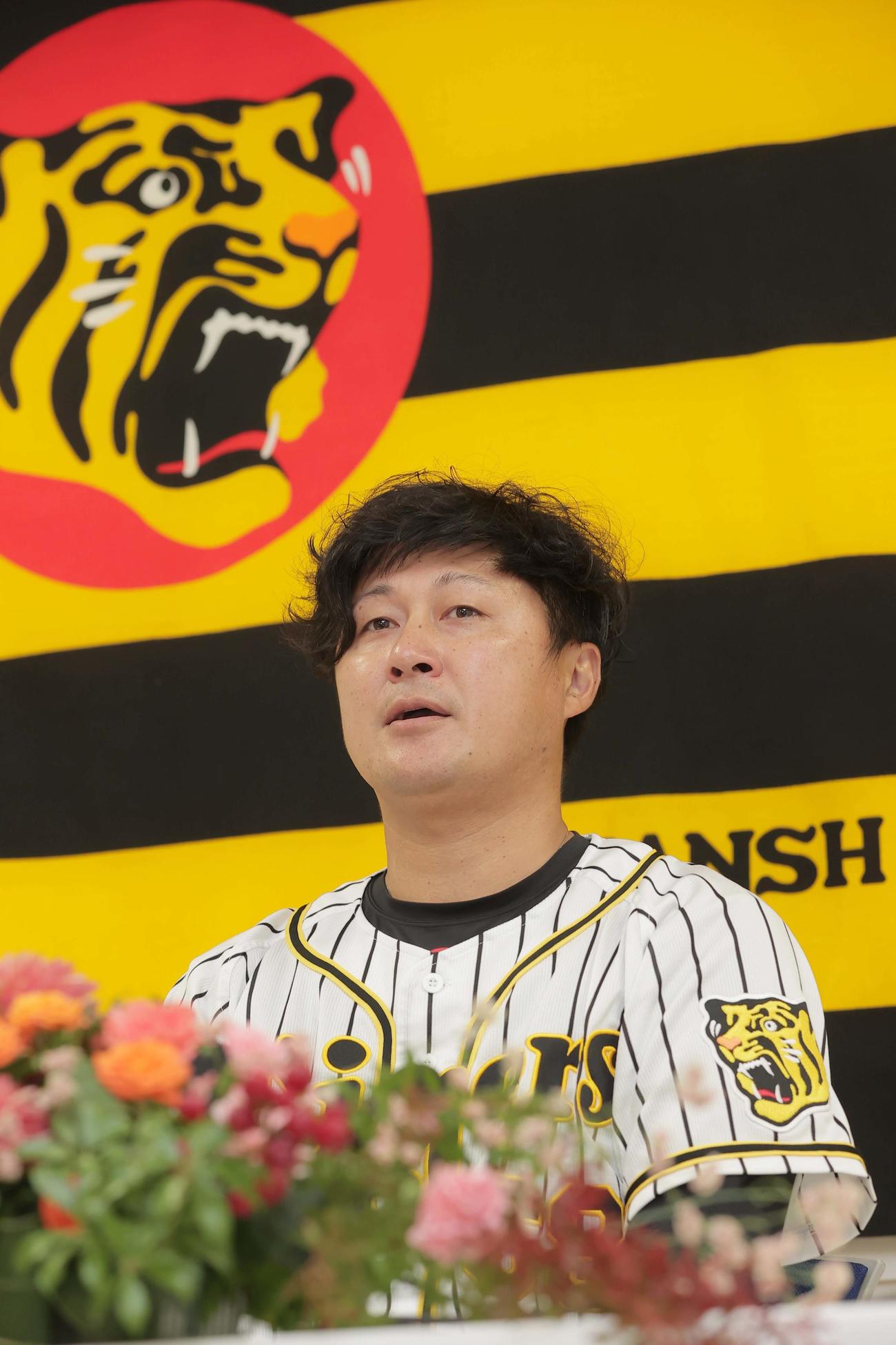 引退会見で涙を流す俊介（代表撮影）