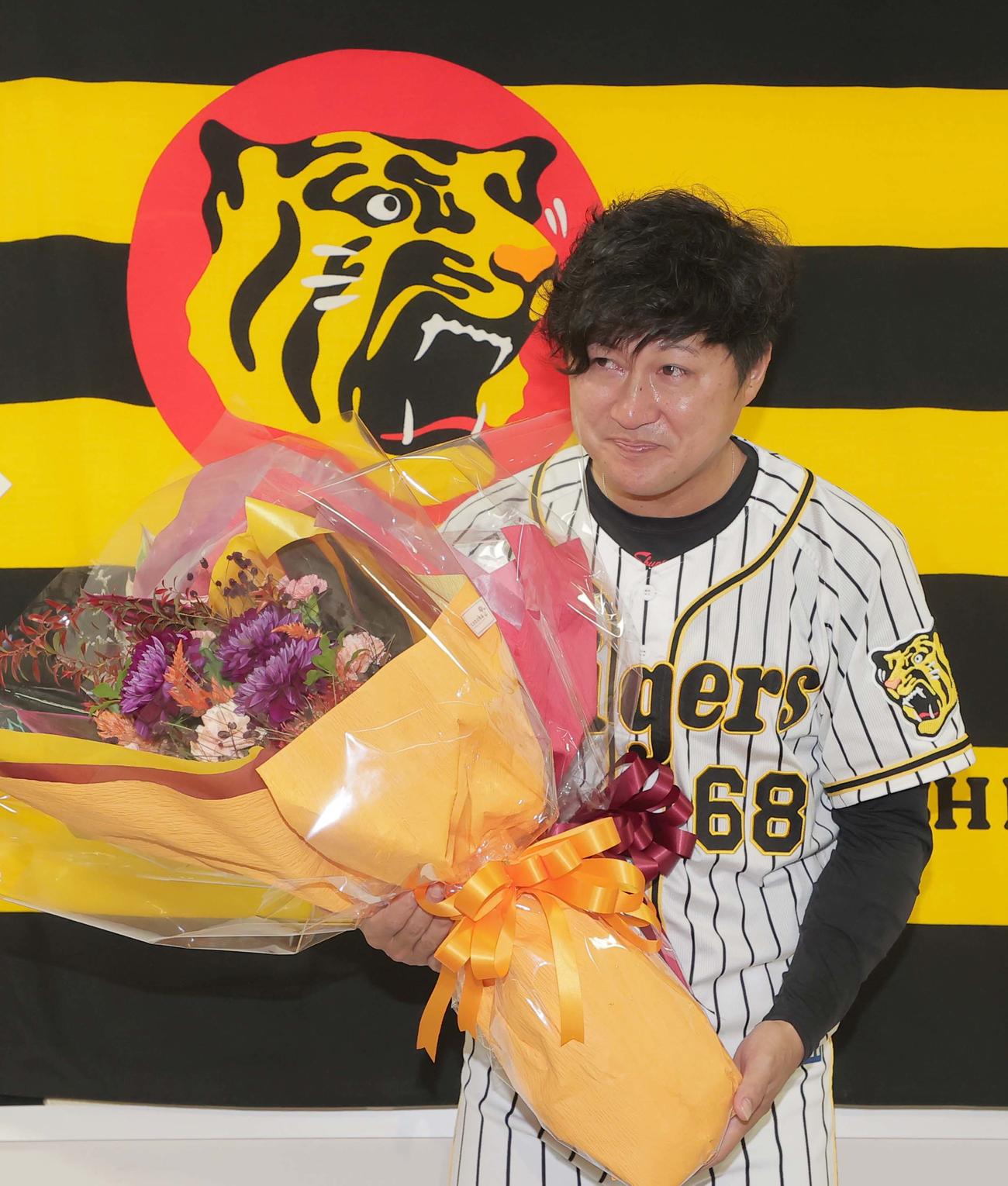 引退会見で涙を流す俊介（代表撮影）