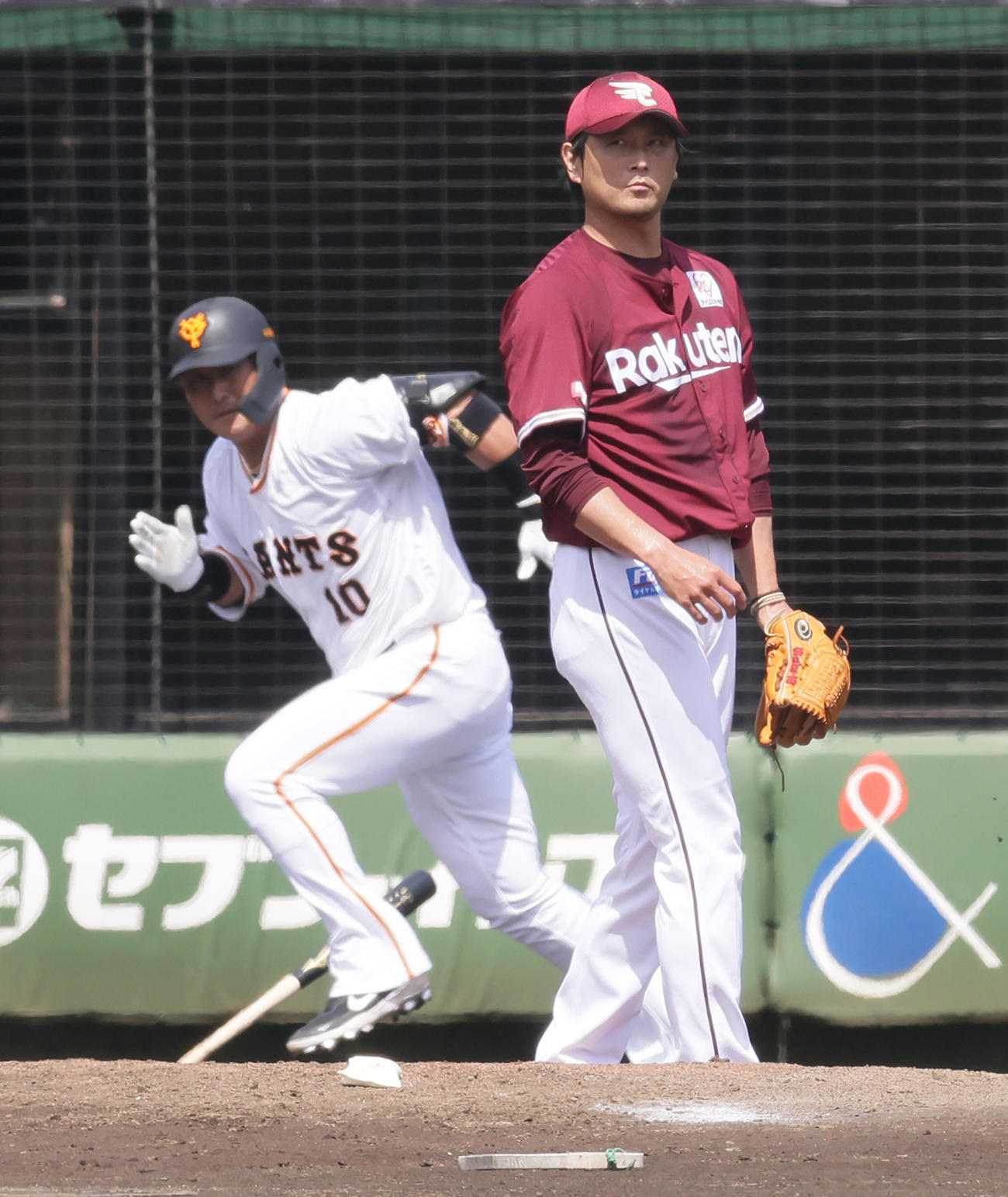 巨人対楽天　1回裏巨人2死、中田に左前打を浴びる涌井（撮影・足立雅史）