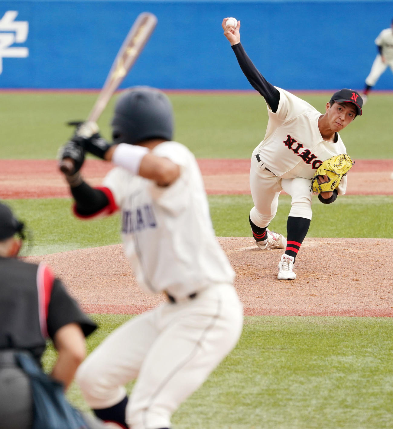 日大対国学院大　力投する日大・田嶋。打者国学院大・神里（撮影・横山健太）