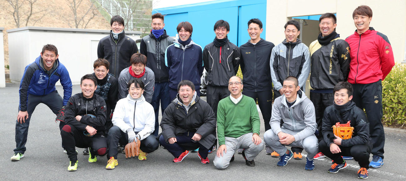 記念写真に納まる広陵ＯＢ、前列左からDeNA佐野、オリックス福田、広陵・中井監督、1人おいて広島中村奨、上本。中段左から広島中田、阪神上本、俊介。後列左から日本ハム有原、上原、広島野村、巨人吉川光、小林、楽天吉持、広島白浜、阪神新井コーチ（2017年12月29日）