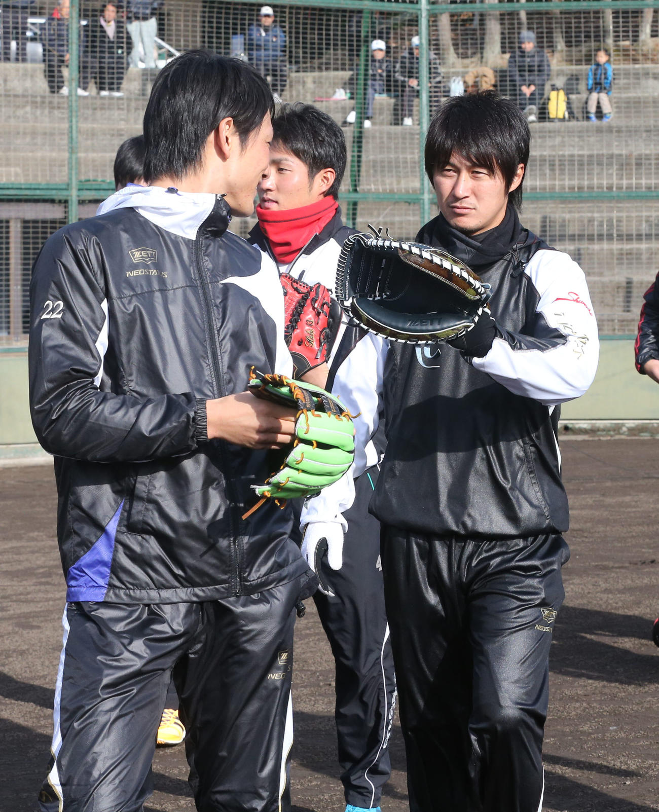 キャッチャーミットを手に巨人小林（左）に話し掛ける俊介（12月26日）