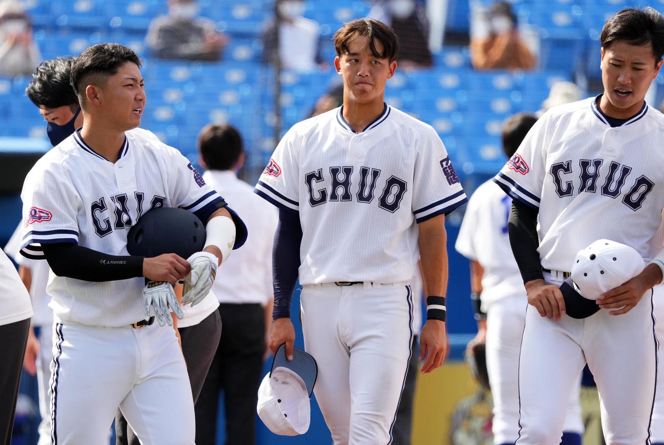 駒大対中大　駒大に敗れ引き揚げる中大ナイン（撮影・横山健太）