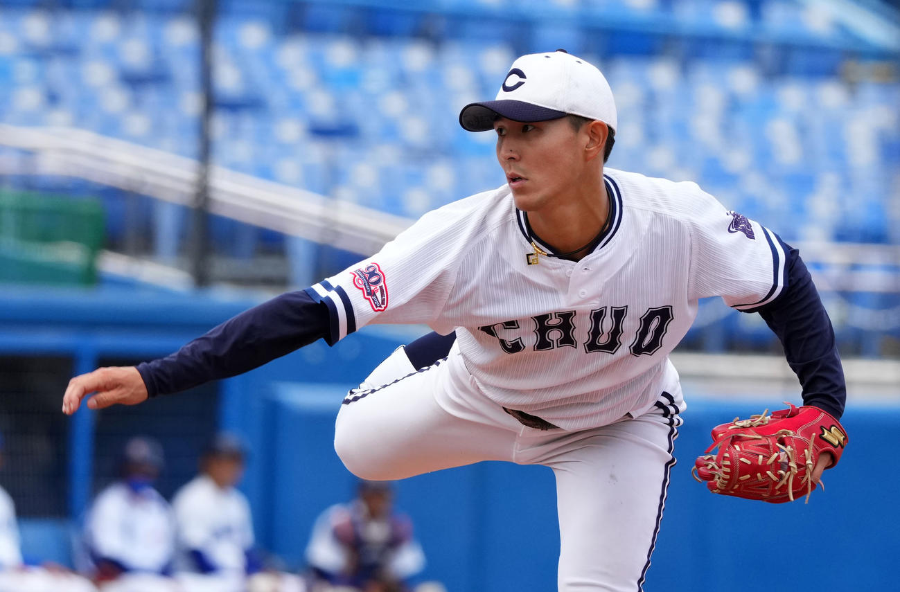 駒大対中大　力投する中大先発の皆川（撮影・横山健太）