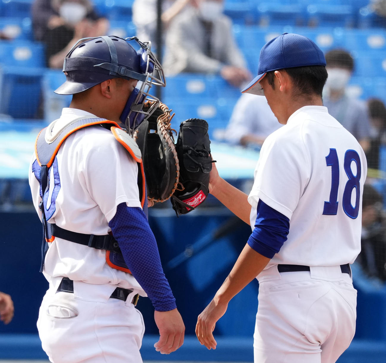 駒大対中大　完封で中大に勝利しタッチを交わす駒大先発の福山（右）（撮影・横山健太）