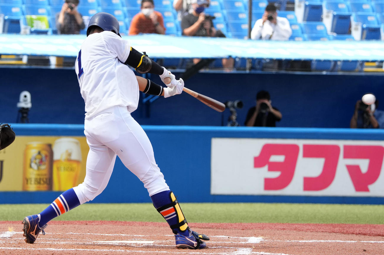 駒大対中大　1回表駒大1死一、二塁、左前適時打を放つ新田（撮影・横山健太）