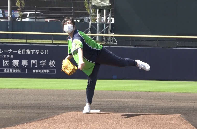 日本ハム対ロッテ　地元の鎌ケ谷で始球式を務めた東京パラリンピックの卓球女子日本代表の竹内望（球団提供）