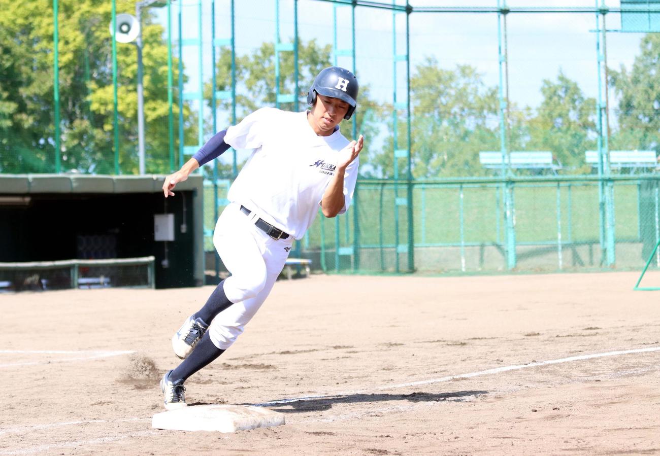 ベースランニングをする北海学園大・鈴木（撮影・永野高輔）