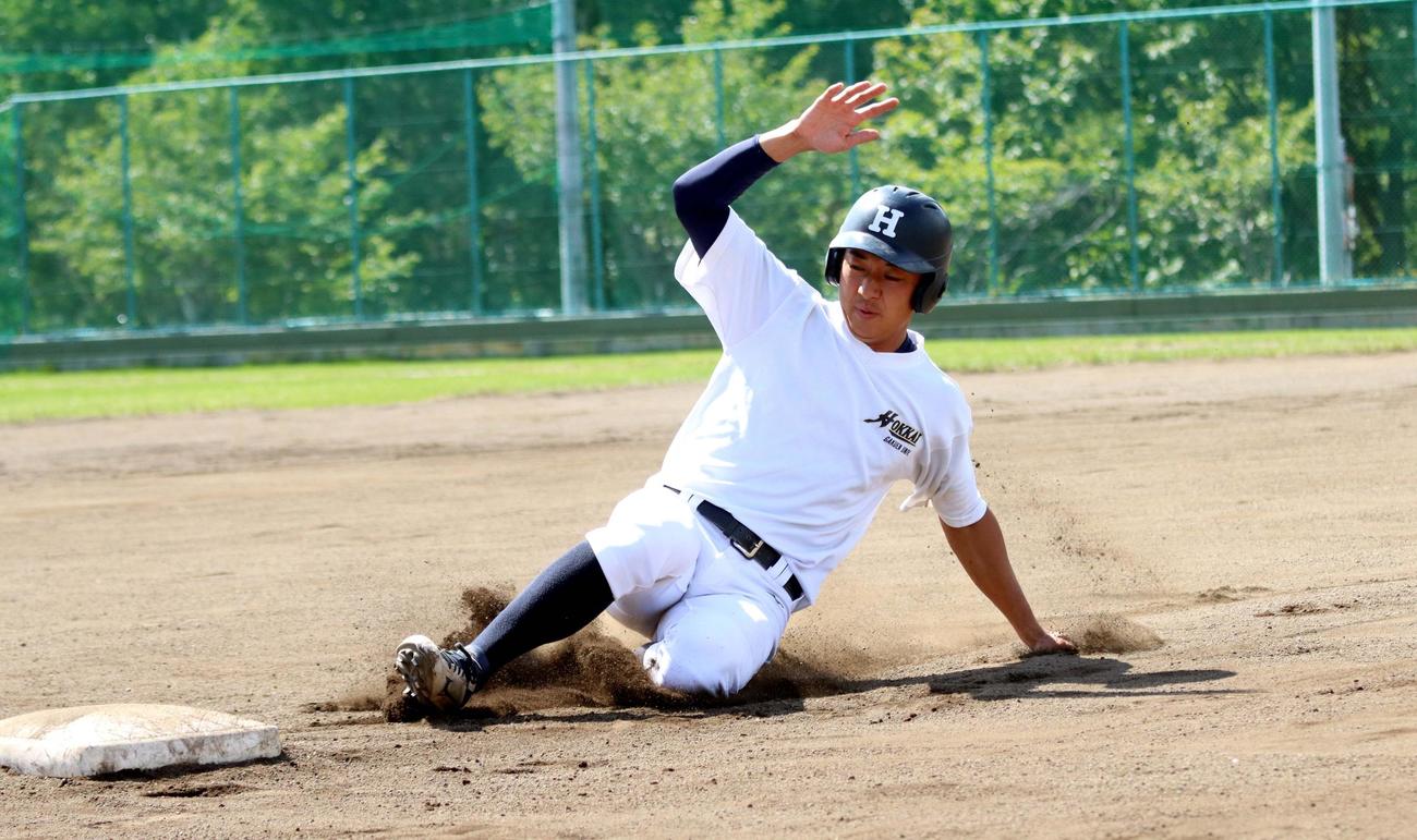 俊足が武器の北海学園大・鈴木（撮影・永野高輔）