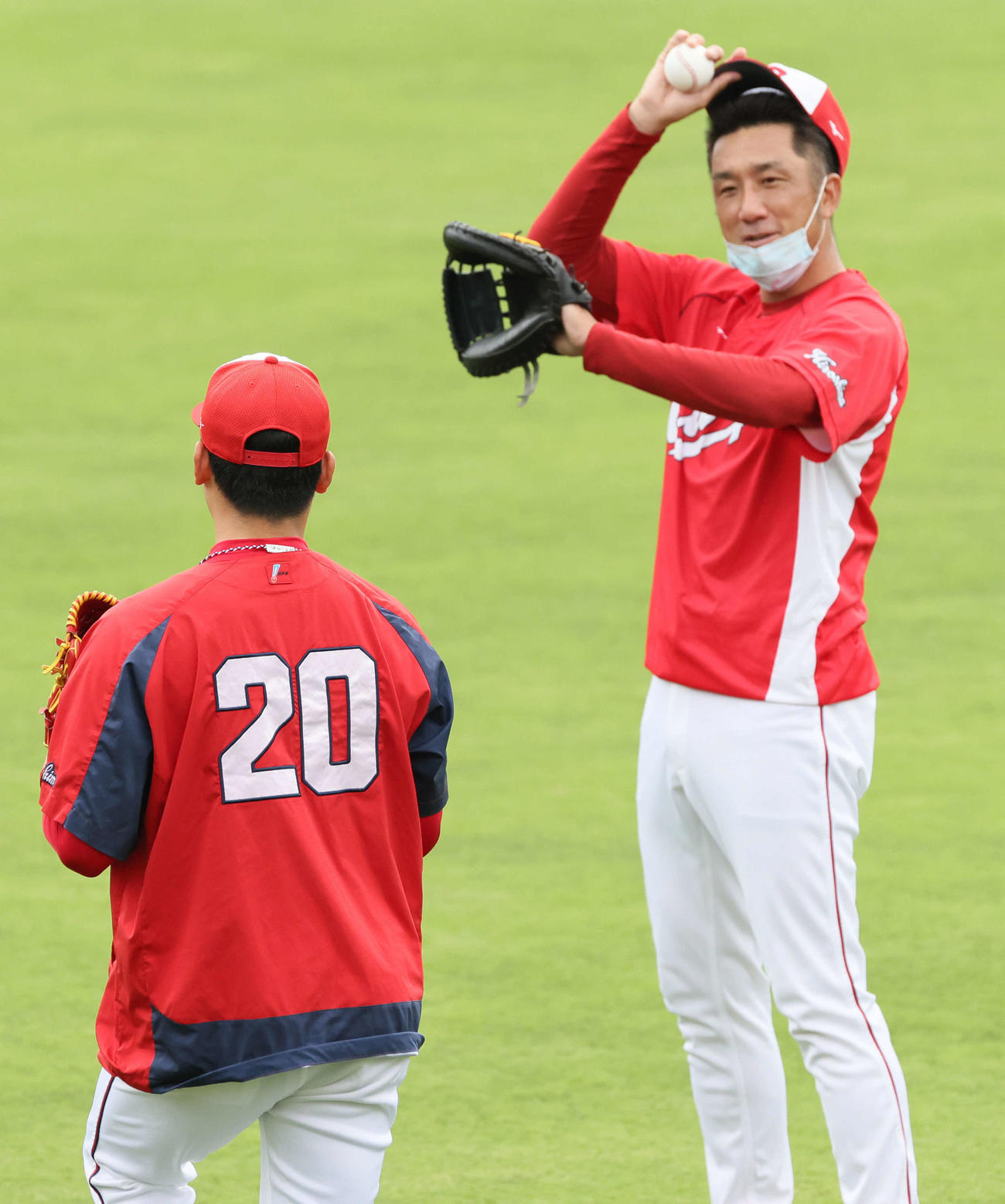 栗林と話す永川投手コーチ（右）